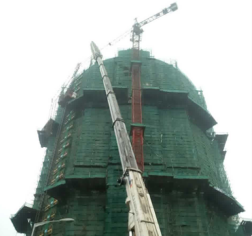 祁连吊车在工地上作业